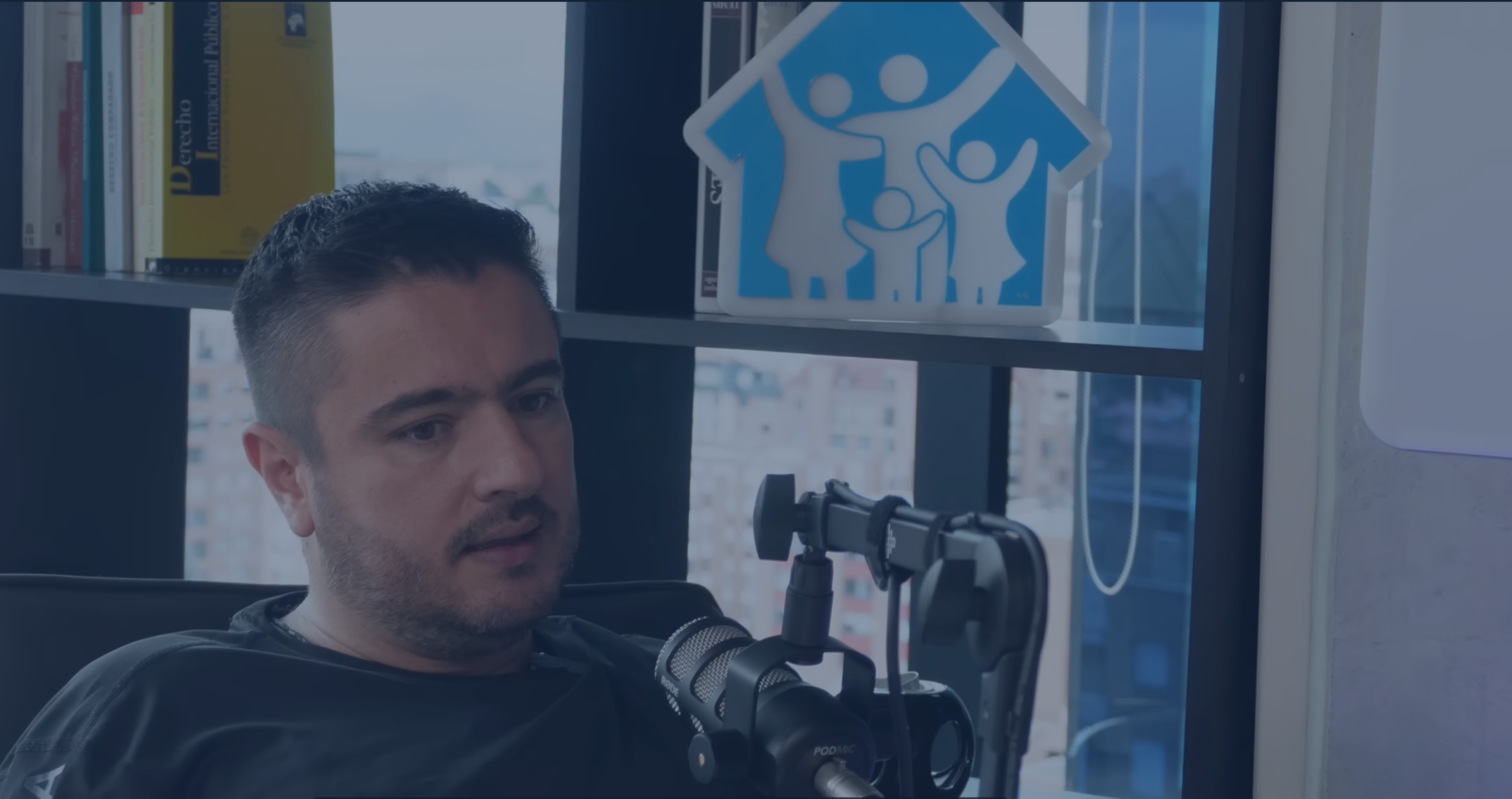 Identidad visual del podcast Falsa Denuncia de FUNDAMILIA